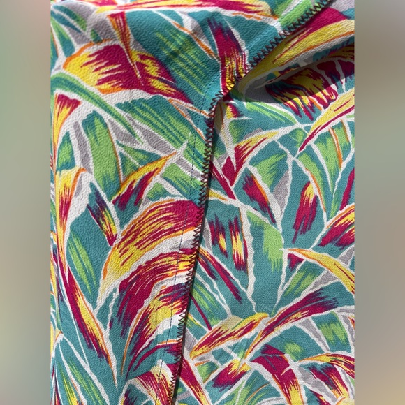 VTG Tropical Leaf Multicolor Print Short Sleeve Button Up - Picture 8 of 11